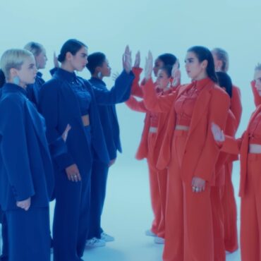 Dua Lipa a lansat videoclipul piesei „IDGAF”: ce parere ai despre mesajul melodiei?