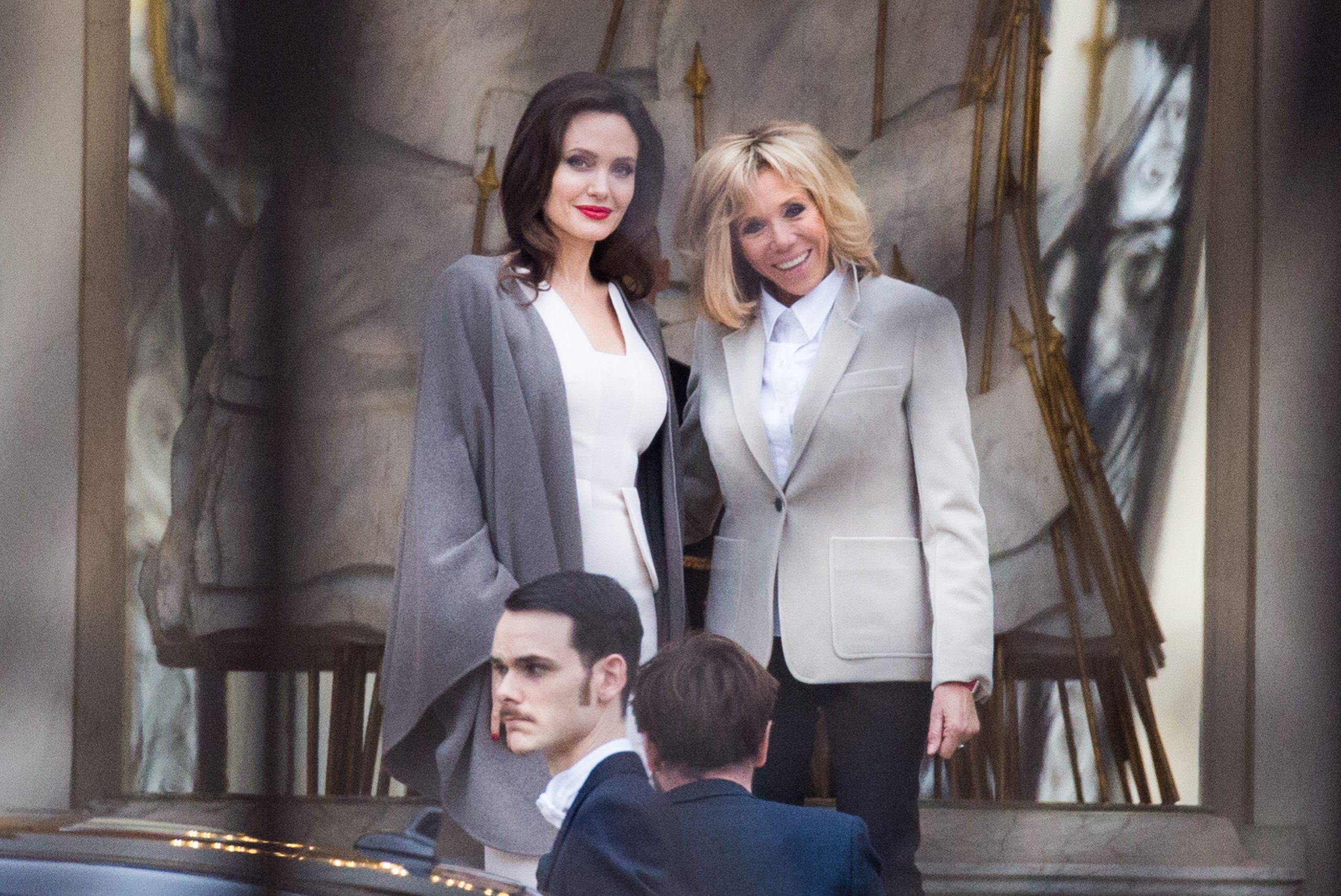 Angelina Jolie, in vizita la Prima Doamna a Frantei: inainte si-a dus cei 6 copii la Louvre