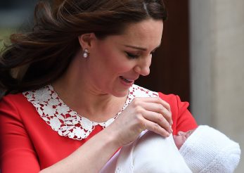 Semnificatia rochiei rosii imbracate de Ducesa de Cambridge dupa a treia nastere