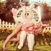 Miley Cyrus, sedinta foto sexy cu iepurasul de Paste