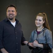 Ana Munteanu sarbatoreste implinirea a 17 ani, chiar la premiera „MAMMA MIA!”