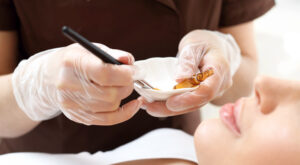 Peelingul chimic: in ce consta procedura, beneficii si cine nu poate apela la un astfel de tratament