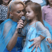 Anda Adam, transformata in Elsa!