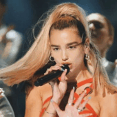 5 ţinute glam purtate de Dua Lipa