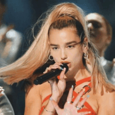 5 ţinute glam purtate de Dua Lipa