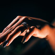 10 modele de unghii cu auriu pentru acest sezon