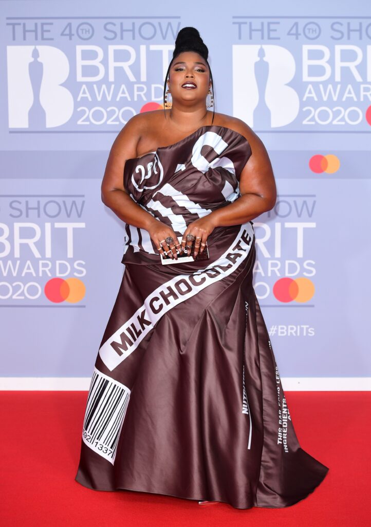 Glam pe covorul roşu de la BRIT Awards 2020