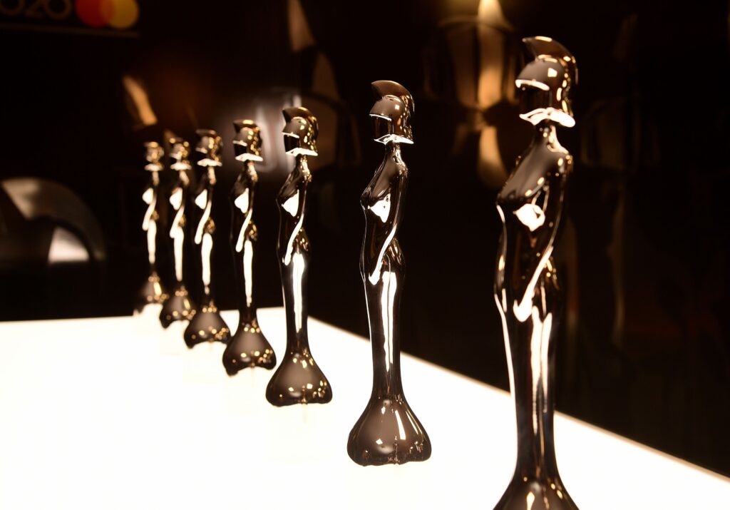 Glam pe covorul roşu de la BRIT Awards 2020