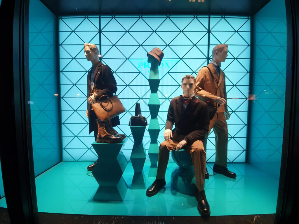 Vitrine PRADA inspirate din “Coloana Infinitului” a lui Brâncuşi