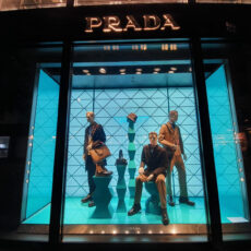 Vitrine PRADA inspirate din “Coloana Infinitului” a lui Brâncuşi
