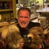 Arnold Schwarzenegger ne recomandă să stăm în casă