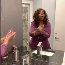 Gloria Gaynor te învață să te speli corect pe mâini