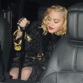 Madonna se deplaseză cu ajutorul unui baston