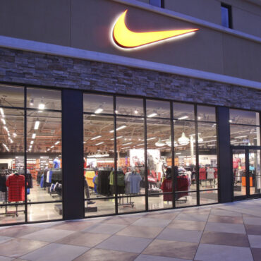 Cum își îndeamnă Nike clienții să stea acasă