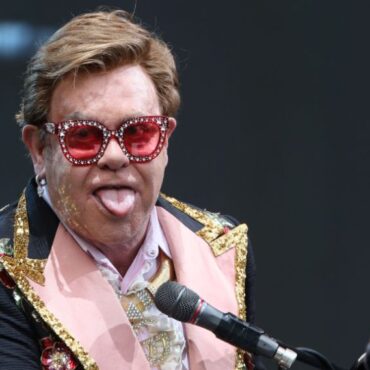 8 milioane de dolari pentru un concert făcut în sufrageria lui Elton John