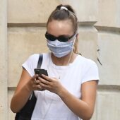 Lily-Rose Depp a înviat trendul anilor 2000