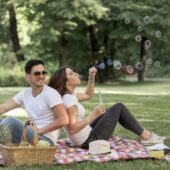 Ţinute de vară şi accesorii pentru picnic, plimbări şi barbecue