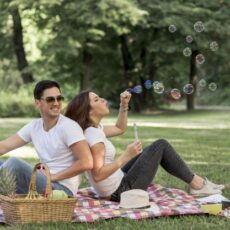 Ţinute de vară şi accesorii pentru picnic, plimbări şi barbecue
