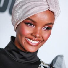 Halima Aden confecţionează măşti pentru femeile arabe