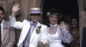 Elton John, bun de plată