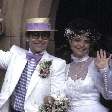 Elton John, bun de plată