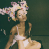 Ariana Grande a renunţat la extensii. Vezi cum arată vedeta!