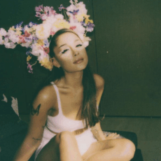 Ariana Grande a renunţat la extensii. Vezi cum arată vedeta!