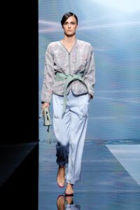 Pasteluri şi texturi diafane în noua colecţie Armani