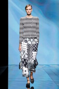 Pasteluri şi texturi diafane în noua colecţie Armani