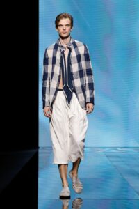 Pasteluri şi texturi diafane în noua colecţie Armani