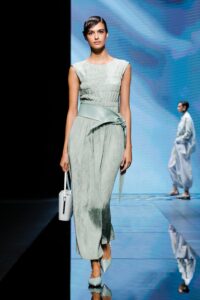 Pasteluri şi texturi diafane în noua colecţie Armani