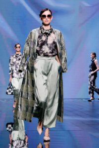Pasteluri şi texturi diafane în noua colecţie Armani