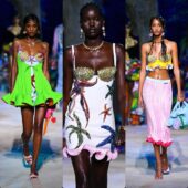 Culoare şi strălucire subacvatică la show-ul Versace