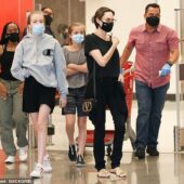 Angelina Jolie şi-a scos copiii la shopping