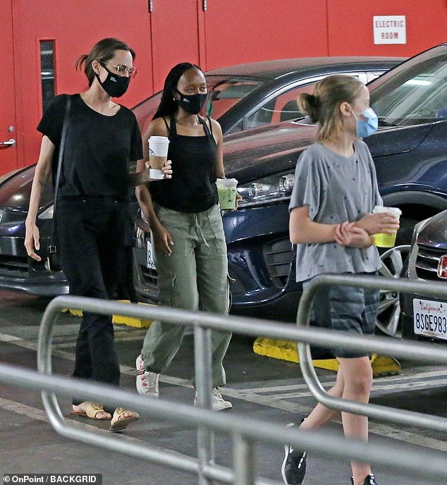 Angelina Jolie şi-a scos copiii la shopping