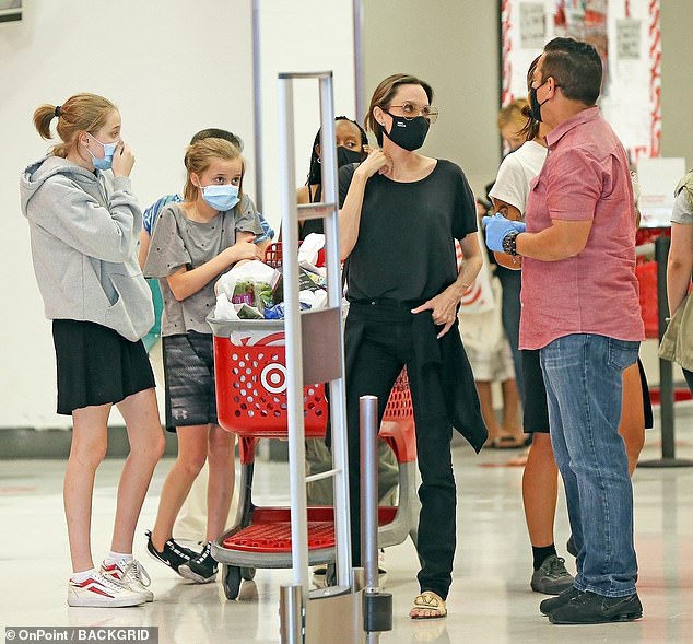Angelina Jolie şi-a scos copiii la shopping