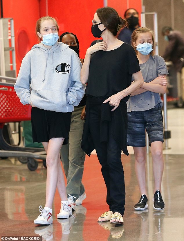Angelina Jolie şi-a scos copiii la shopping