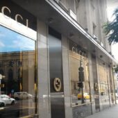 Gucci vinde blugi pătaţi cu… iarbă