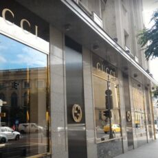 Gucci vinde blugi pătaţi cu… iarbă