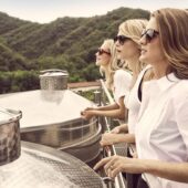 Cara, Poppy şi Chloe Delevingne au lansat propriul brand de prosecco