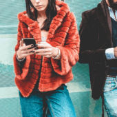 Femeile, mai suspicioase în social media
