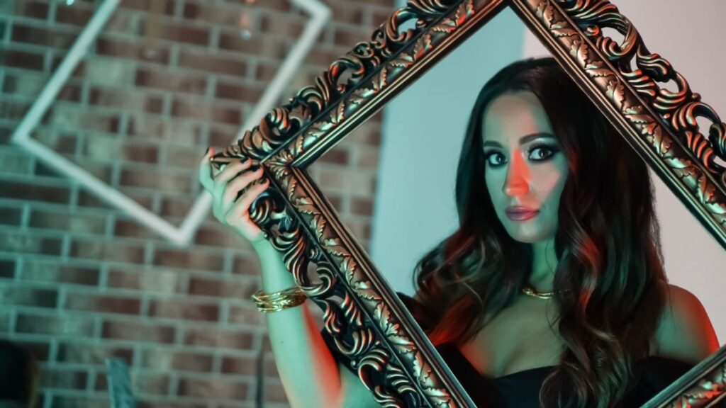 Mădălina Coca, finalista Vocea României 2018, lansează primul său single, Lume, Lume