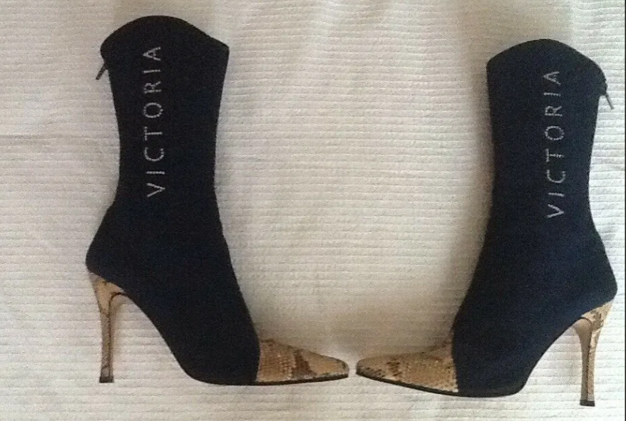 Cizme donate de Victoria Beckham, vândute apoi pe eBay