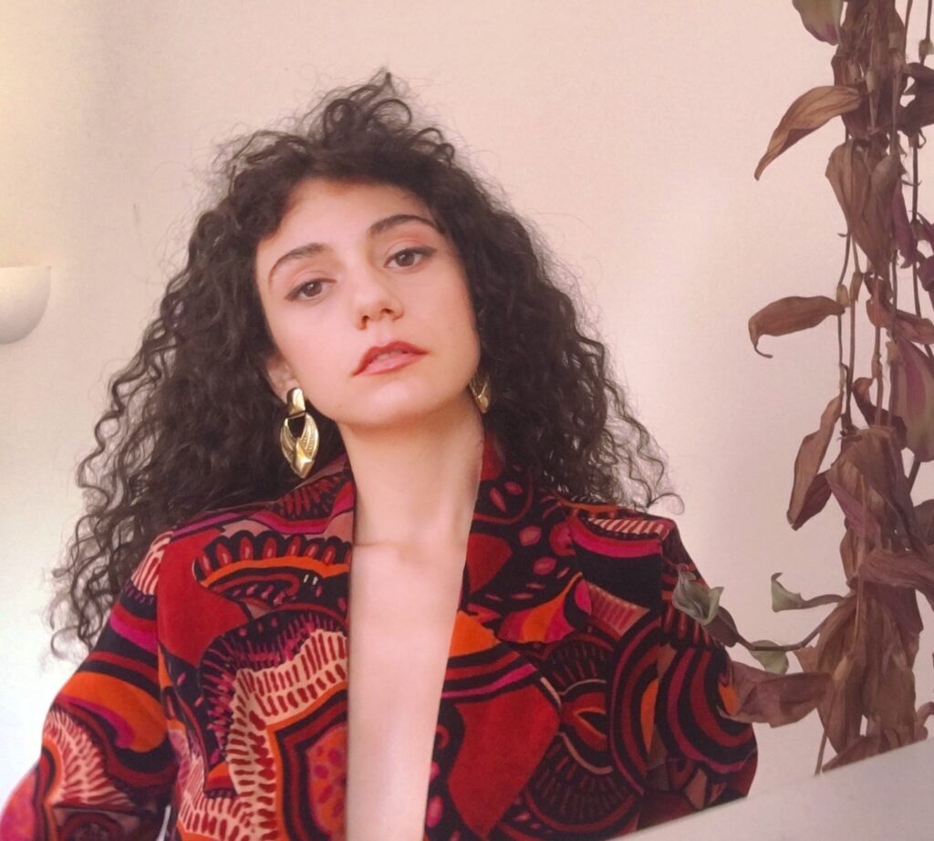 Un designer român reinterpretează încălțămintea Nike