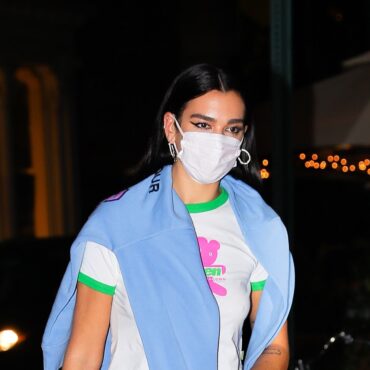 Dua Lipa, surprinsă cu lenjeria la vedere