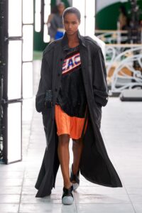 Moda optzecistă reinterpretată de Louis Vuitton