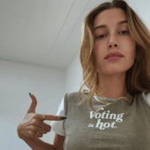 Hailey Bieber și-a tatuat un „J” pe deget