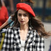 Acrtița din Emily in Paris s-a logodit. Iată cum și-a anunțat fanii