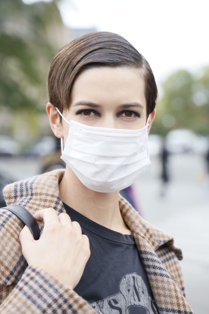 Smokey eyes, noul trend al erei măștii de protecție