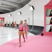 Fata lui Kate Moss şi-a făcut debutul pe catwalk-ul Miu Miu